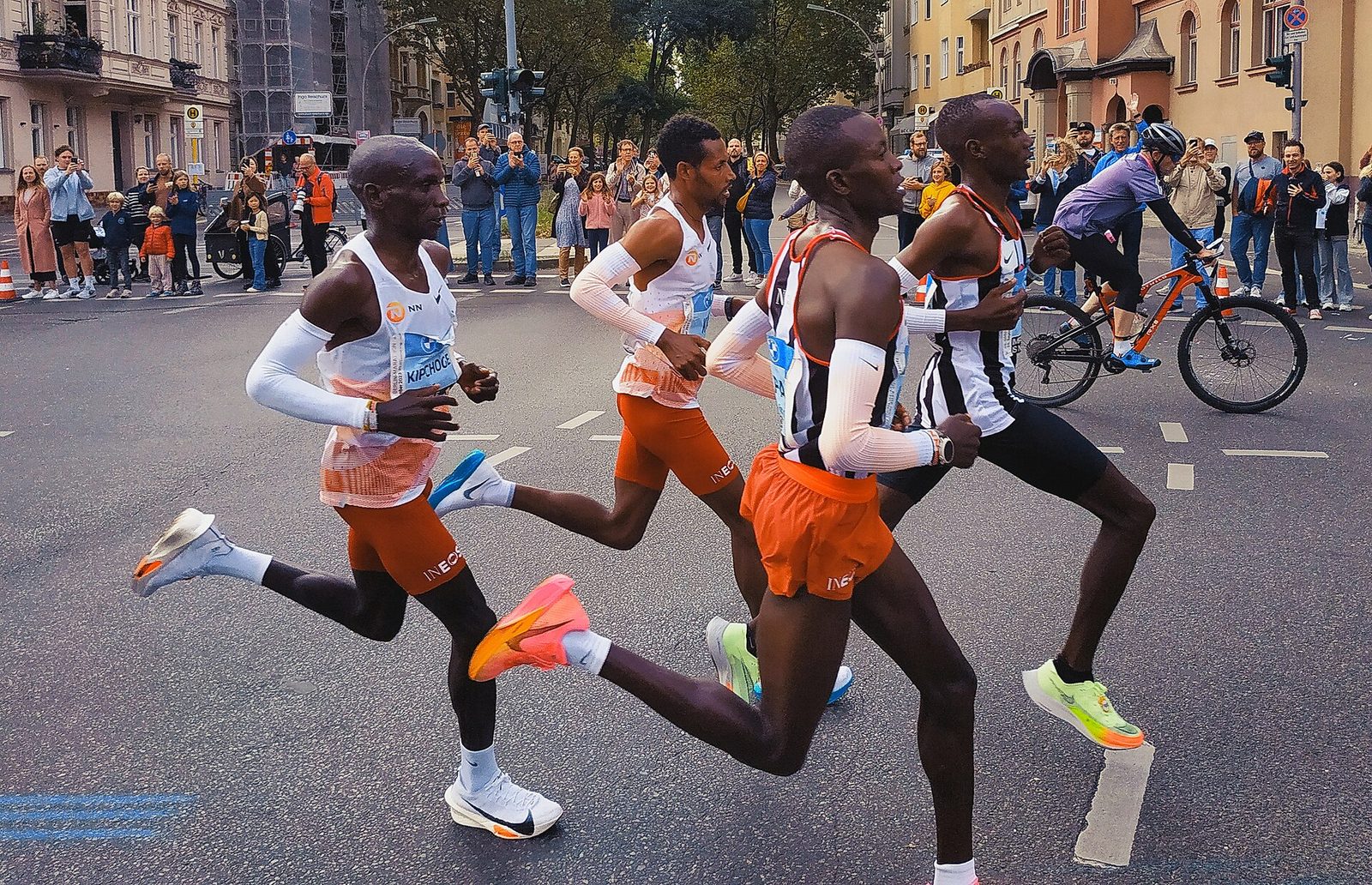 Eliud Kipchoge, in white, at the 25-kilometre mark of the 2023 Berlin Marathon, his last marathon win before Melbourne.