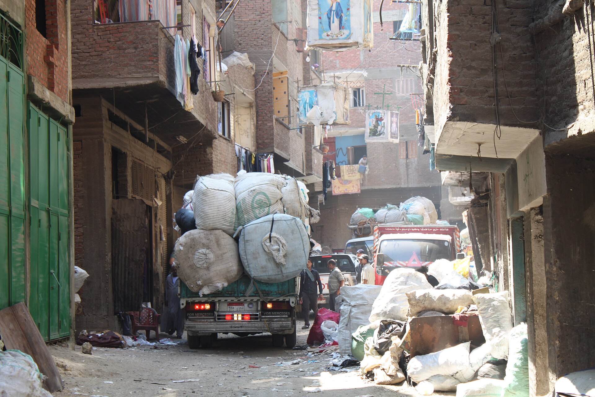 Un camion chargé de déchets triés à Manshiyat Nasser, au Caire, quartier des recycleurs zabbaleen. Photo d'archives : Fabian Deter / Wikimedia Commons (CC BY-SA 3.0)