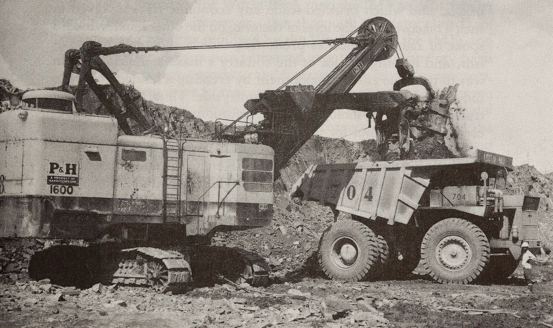 Une pelle électrique charge du minerai de cuivre et de cobalt à la mine de Musonoi, près de Kolwezi, sur une photographie d'archives de la Gécamines. Photo d'archives : Gécamines / Wikimedia Commons (domaine public)