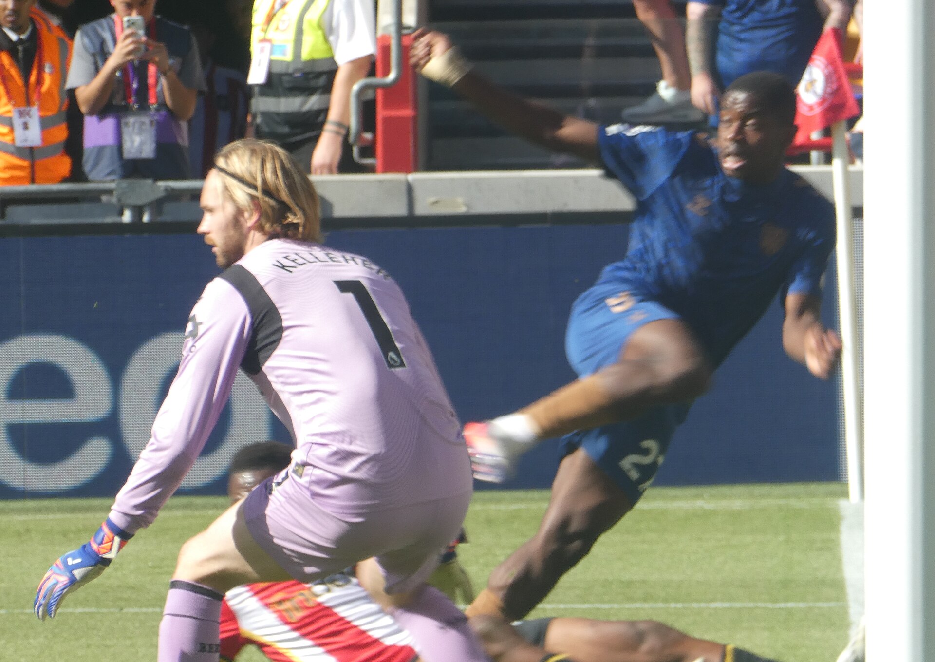 Noah Sadiki in action for Sunderland against Brentford in September 2026, with goalkeeper Caoimhín Kelleher.