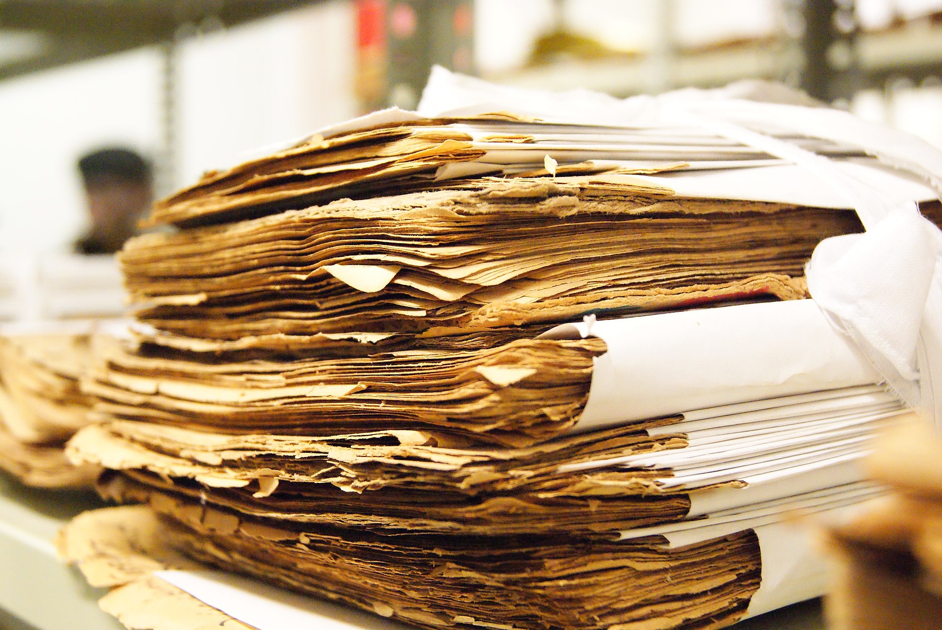 Des manuscrits au centre Ahmed-Baba de Tombouctou en 2013. Photo d'archives : Bureau de l'UNESCO au Mali / Wikimedia Commons (CC BY-SA 3.0 IGO)